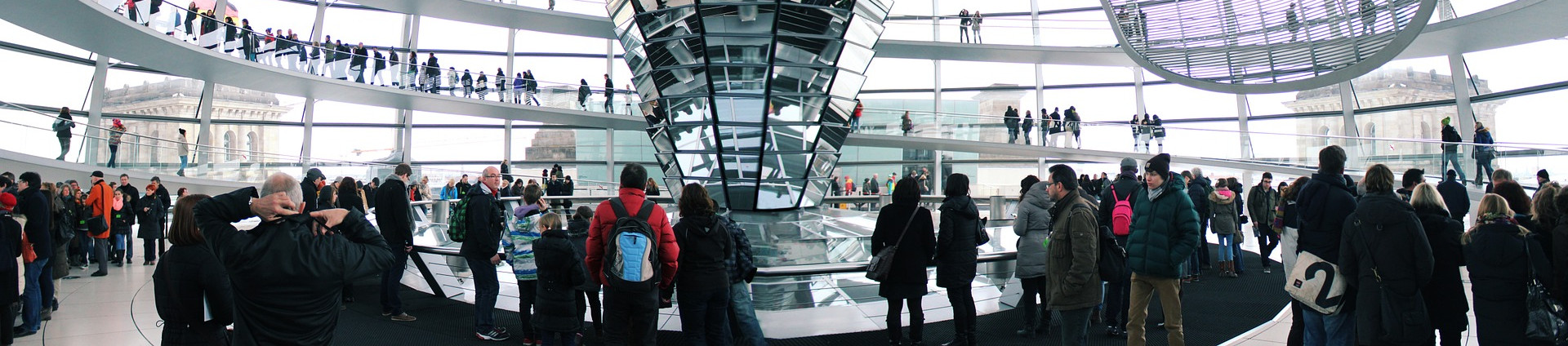 Kuppel des Deutschen Bundestages von innen mit mehreren Menschen im Vordergrund